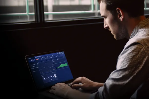 Slots 29P — Milhares de máquinas emocionantes esperam por você Uma mulher sorrindo perto de máquinas caça-níqueis brilhantes com símbolos de sorte, mostrando as emocionantes opções de slots do 29P.